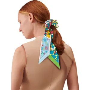 Vista trasera de mujer con coletero de lazo colorido y elegante estampado de seda