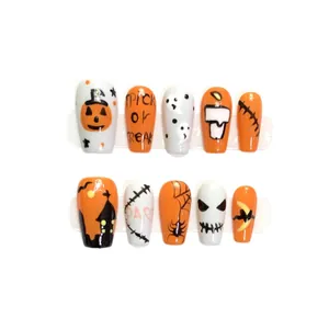 Faux ongles d'Halloween avec motifs de citrouilles oranges, fantômes et chauves-souris