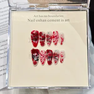 Makro-Detail von Gothic-Klebenägeln mit 3D-roten Rosen und Totenkopf-Kunstdesigns