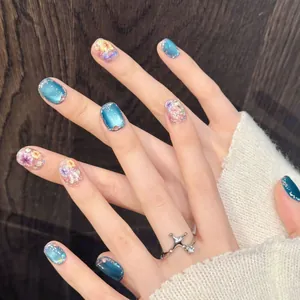 Kurze ovale Cat-Eye-Nägel zum Aufkleben in Perlblau mit Trockenblumen-Nailart-Design