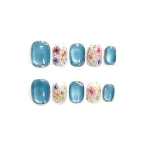 Blaue Cat-Eye Kunstnägel mit Trockenblumen-Design und Glitzer in kurzer quadratischer Form