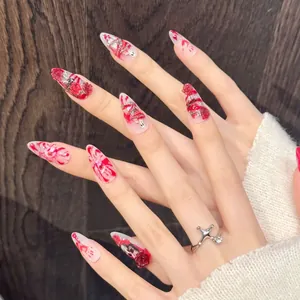 Gothic Press-On Nails mit roten Rosen, Silberkette, Totenkopf und Blutspritzer-Design