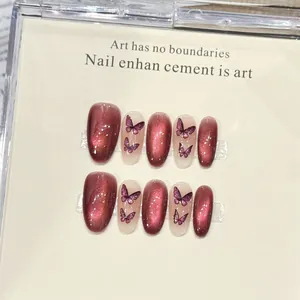 Macro de uñas ojo de gato rojo rosa con detalles de mariposas en estuche transparente