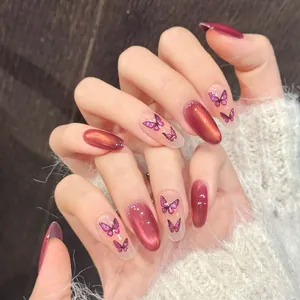 Uñas ojo de gato marrón rojizo oscuro con diseño de mariposa purpurina morada