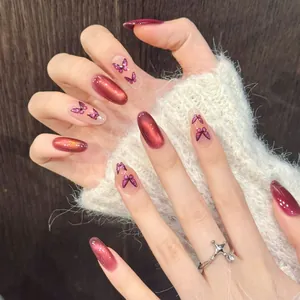 Uñas postizas artesanales ojo de gato magenta con mariposas púrpuras y detalles de estrellas