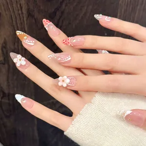 Faux ongles 3D à fleurs roses et blanches forme amande avec accents de strass délicats
