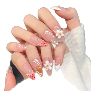 Faux ongles amande faits main avec fleurs 3D et design French style fraises
