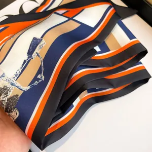 Élégant foulard en soie aux motifs géométriques orange et bleu avec détails illustrés