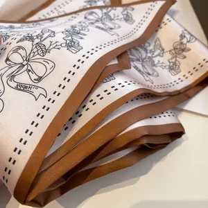 Eleganter weißer Seidenschal mit Vintage-Schmetterlings- und Blumenmuster für Damen
