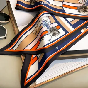 Élégant foulard en soie avec motifs de chevaux et motifs géométriques orange et bleus