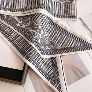 Châle élégant en mousseline avec motifs cachemire et imprimé pied-de-poule classique