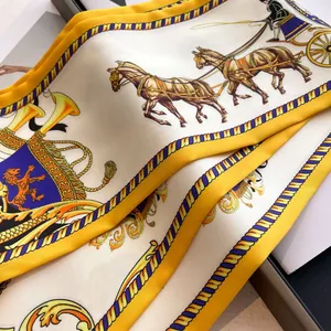 Écharpe étroite en soie au motif équestre avec chevaux et blasons en doré et jaune vif