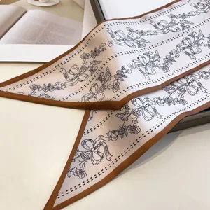 Eleganter elfenbeinfarbener Twilly-Seidenschal mit braunem Rand und Blumenmustern