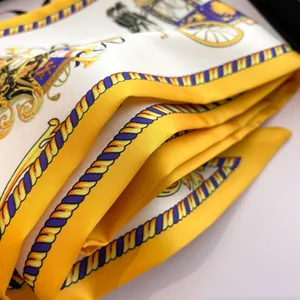 Élégant foulard en soie or et blanc avec motifs classiques de carrosses et blasons