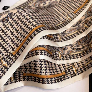 Écharpe élégante en soie avec motifs pied-de-poule et paisley en beige et doré