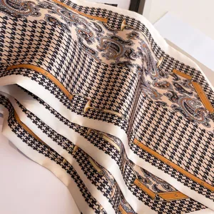 Détail d'une écharpe en mousseline avec motifs pied-de-poule et imprimé cachemire