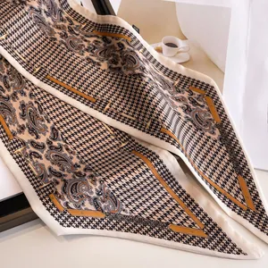 Détail d'une écharpe en mousseline avec motifs pied-de-poule et paisley classiques