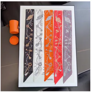 Colección de pañuelos twilly de seda con estampado de llaves vintage y caja de regalo
