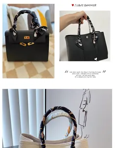 Detalle de pañuelos twilly de seda estampada envueltos en asas de bolsos de cuero negro
