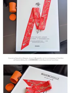 Detalle de pañuelo de seda rojo con llaves doradas y cadenas para asas de bolsos