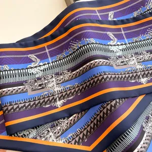 Détail d'un foulard en satin rayé avec motifs baroques bleus et orange vifs