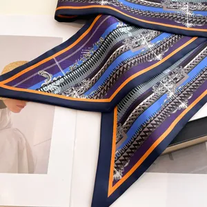 Détail d'un foulard en soie rayé avec motifs baroques sur fond de magazine de mode