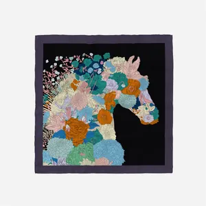 Detail eines bedruckten Seidenquadrats mit buntem floralem Pferdemuster auf schwarzem Grund