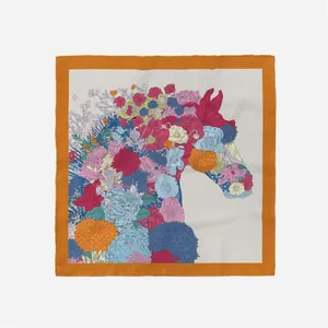 Detail eines quadratischen Seidenschals mit buntem Blumen-Pferdekopf-Druck und orangefarbenem Rand