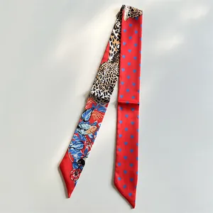 Detail eines Twilly-Seidenschals mit Leopardenmuster, Blumen und kleinen blauen Herzen