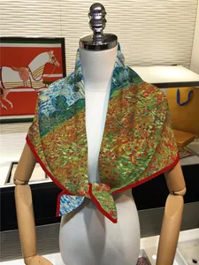 Zijden sjaal met klaprozen olieverfprint 90x90cm gepresenteerd op een mannequin