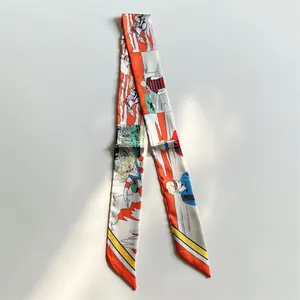 Dettaglio di un foulard in seta con stampa pop art nei toni arancio e punte a punta