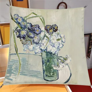 Foulard in seta stile pittura a olio con motivi di camelia in verde chiaro e azzurro