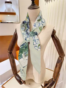 Sciarpa di seta verde chiaro con motivo a fiori di iris su manichino in legno