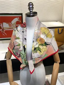 Zijden vierkante sjaal voor dames met bloemen olieverfprint en rode rolzoom