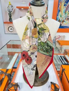 Zijden vierkante sjaal met Van Gogh olieverf bloemenpatroon en een rode randafwerking