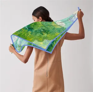 Détail du foulard en soie peinture Van Gogh drapé sur le dos d'un mannequin