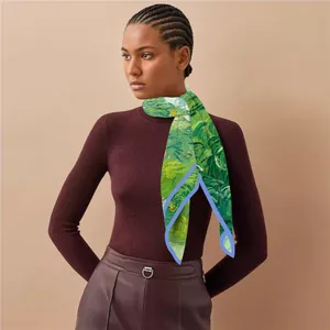 Détail d'un foulard en soie Van Gogh drapé sur le cou avec des touches de peinture vives