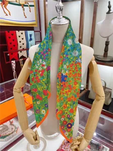 Sciarpa twilly in seta con stampa floreale impressionista e bordi arancioni vivaci