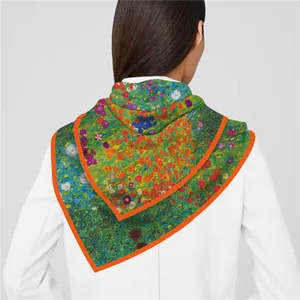 Sciarpa in seta con pittura floreale e bordo arancione indossata come scialle su cappotto