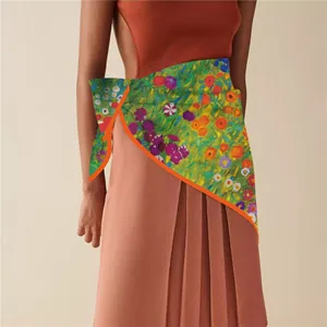 Sciarpa di seta a fiori artistici indossata come accessorio vita con bordo arancione