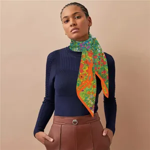 Modella che indossa un foulard in seta 90cm con fiori dipinti a olio e bordo arancione