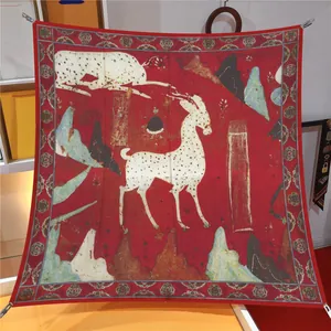Foulard in seta rossa 90cm con stampa artistica tradizionale cinese dei nove cervi