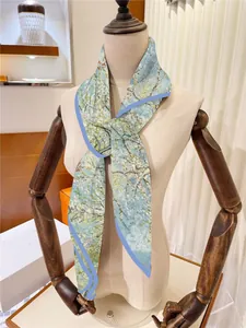 Sciarpa in seta 90cm Mandorlo in fiore di Van Gogh indossata da una modella
