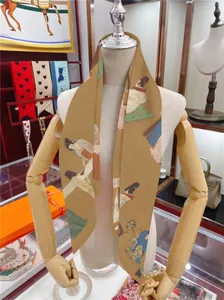 Zijden twilly sjaal met klassieke Chinese motieven op houten model voor dames
