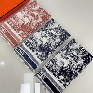 Trois élégants foulards en soie de 90 cm aux motifs animaliers, coloris rouge, bleu et noir