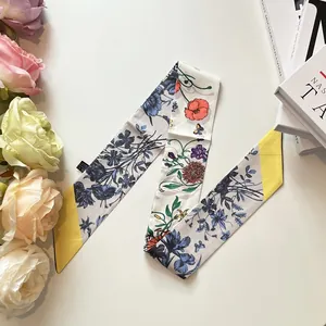 Macro-opname van Flora zijden twilly sjaal met bloemenprints en gele punten