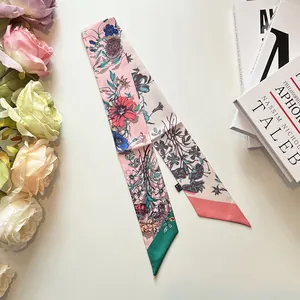 Lange zijden damessjaal met retro bloemenprint en roze met wit gesplitst twilly-ontwerp