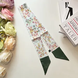 Elegante zijden twilly sjaal met bloemenprint en groene punten voor haar en nek