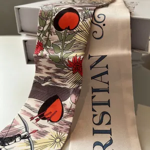 Détail macro d'un foulard en soie avec imprimés artistiques sur boîtes cadeaux blanches