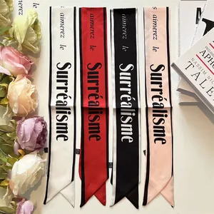 Sciarpa sottile in raso con scritte Surrealismo nei colori bianco rosso nero e rosa